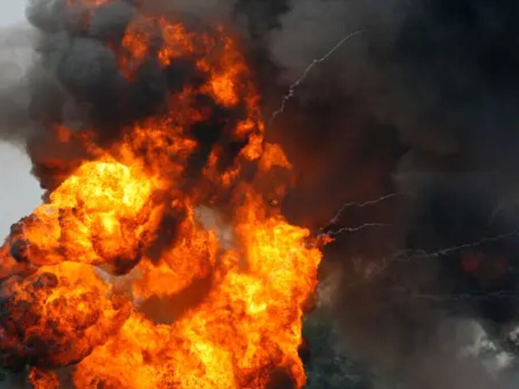 ہیتھرو ایئرپورٹ نے مسافروں پر زور دیا ہے کہ وہ ہوائی اڈے پر آنے سے گریز کریں