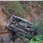 ایک ٹورسٹ بس کا توازن بگڑ گیا اور وہ سڑک سے سیدھے نیچے 100 فٹ گہری کھائی میں گر گئی