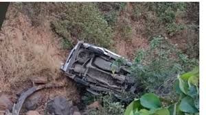 ایک ٹورسٹ بس کا توازن بگڑ گیا اور وہ سڑک سے سیدھے نیچے 100 فٹ گہری کھائی میں گر گئی